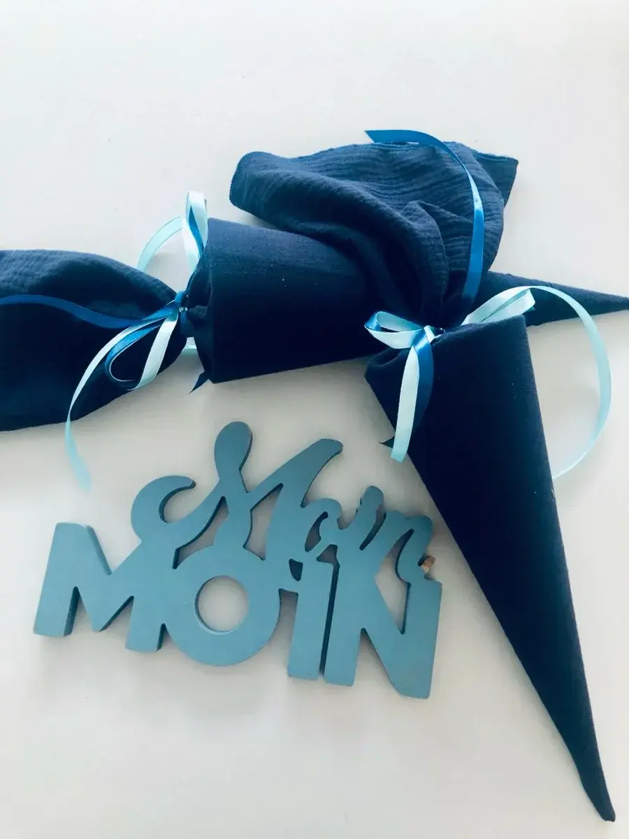 Miniaturbild: Diese handgemachte blaue Schultüte von Küstenfieber® ist ein nordischer Traum für kleine Abenteurer. Musselin in Dunkelblau.