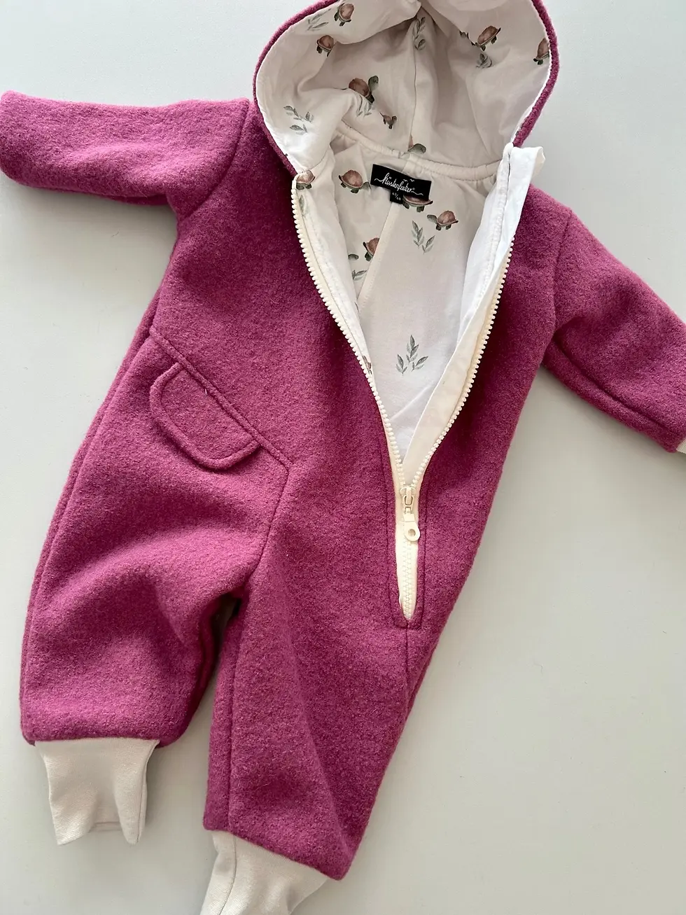 Miniaturbild: Komplettset mit Walkoverall in Beere, passender Mütze und Halstuch – perfekt für kühlere Tage und liebevoll abgestimmt.