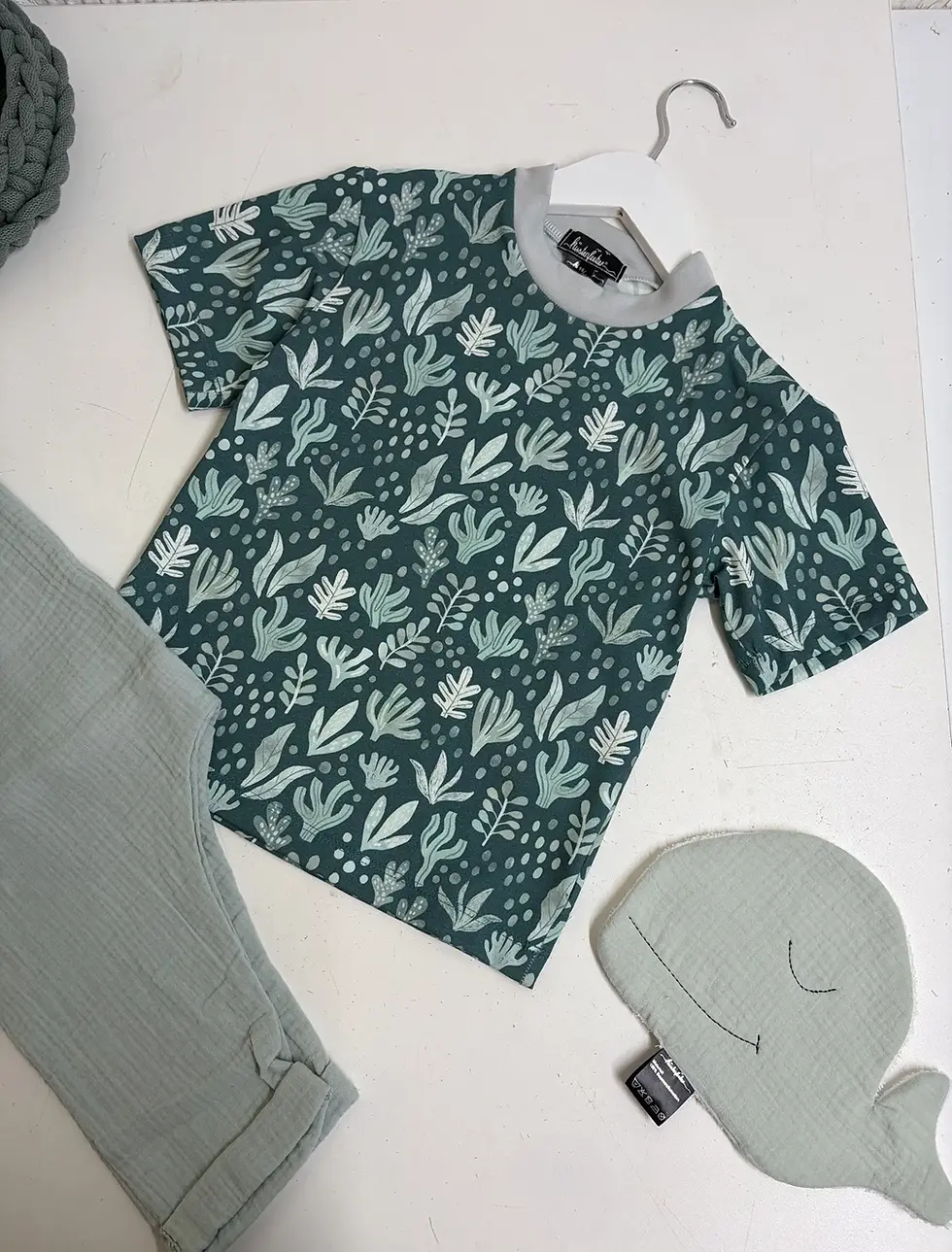 Miniaturbild: Baby Outfit mit Kurzarmshirt Küstenwiese und Musselinhose Janni in Dünengrün, bequeme mitwachsende Kleidung für Kinder, handg