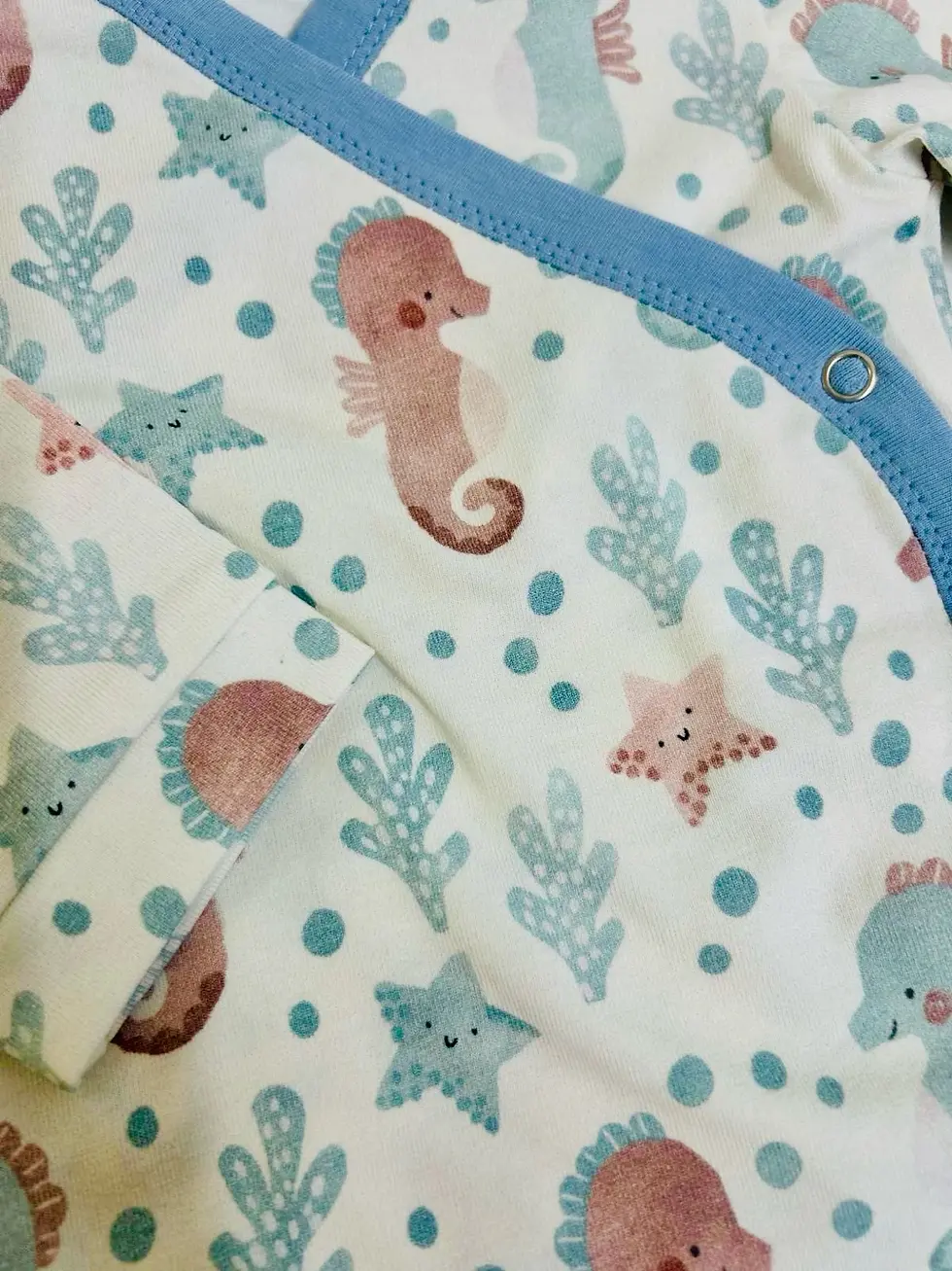 Miniaturbild: Langarm Wickelbody für Babys mit Seepferdchen und Meeresmotiven, weicher Baumwolljersey, Druckknöpfe, OEKO-TEX zertifiziert.