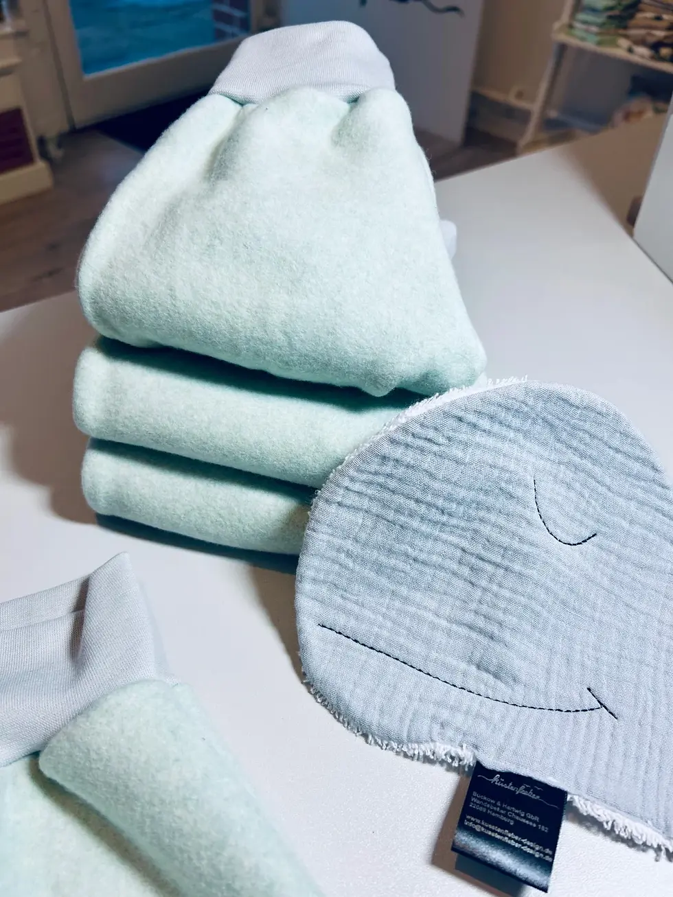 Miniaturbild: Kuschelhose aus Bio-Baumwolle-Fleece in Mint mit süßer Applikation. Handgemacht, weich und angenehm auf empfindlicher Haut.