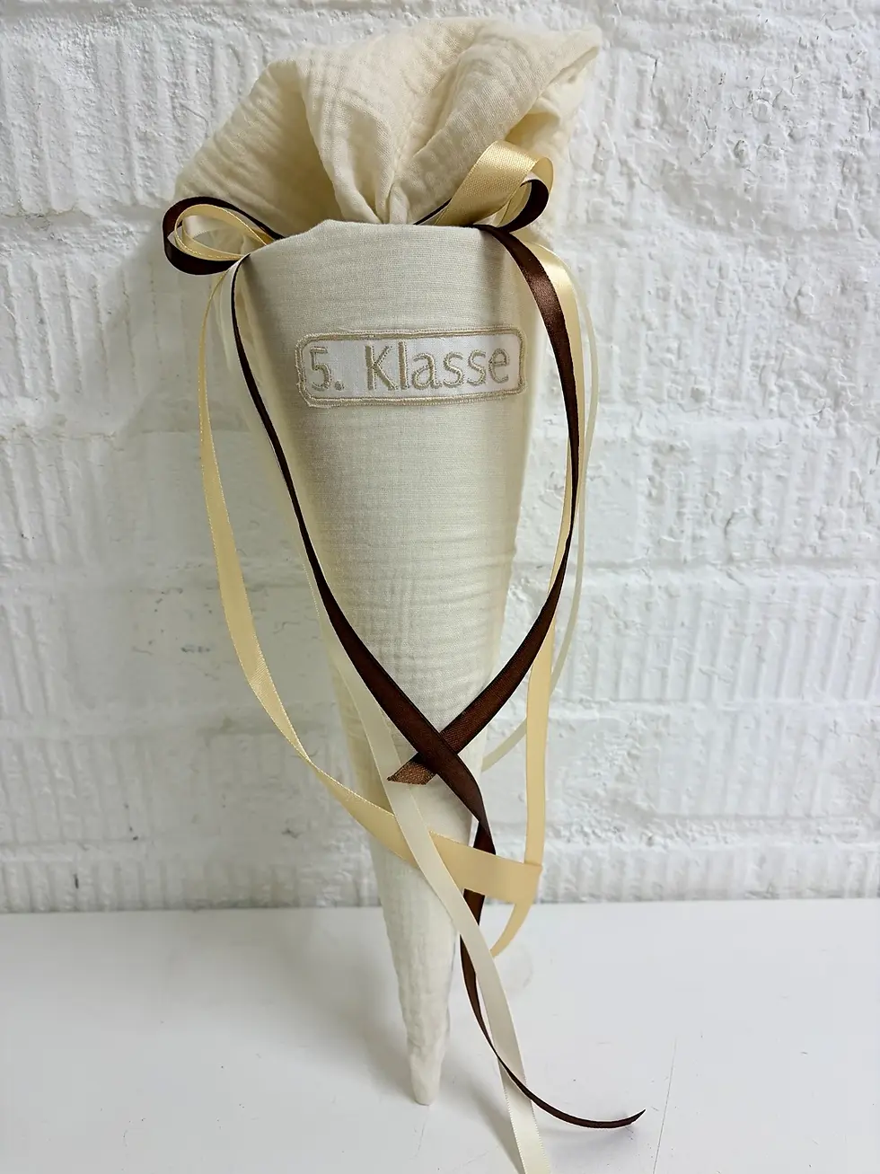 Schlichte Musselin Schultüte in Creme für den Übertritt auf das Gymnasium oder eine weiterführende Schule.