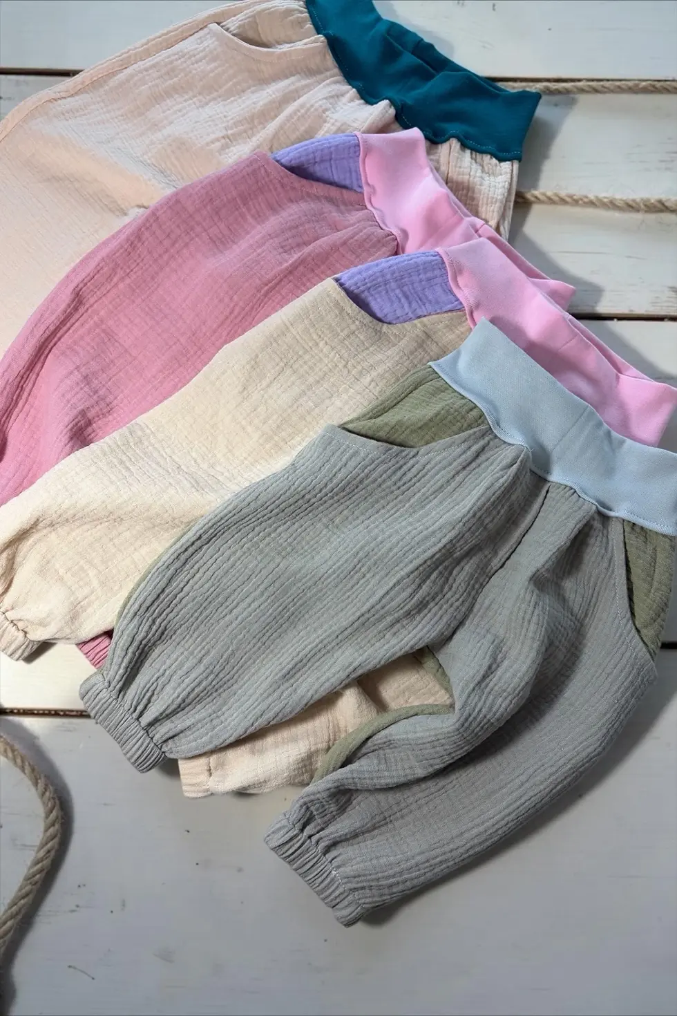 Maritime Musselinhose „Seegras“ aus OEKO-TEX Musselin mit weichem Bund und bequemer Passform für Babys und Kinder.
