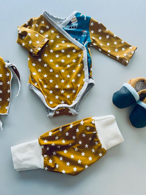 Miniaturbild: Handgemachtes Baby-Set mit Body, Hose, Tuch und Krabbelschuhen in maritimer Küstenfieber®-Optik.