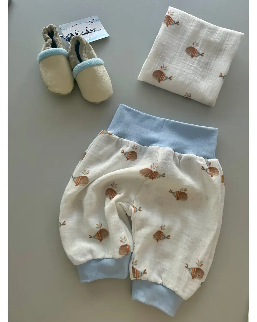 Miniaturbild: Baby Sommerhose aus Oeko-Tex-zertifiziertem Musselin mit Waldesign, kombiniert mit passendem Tuch – maritimes Set.
