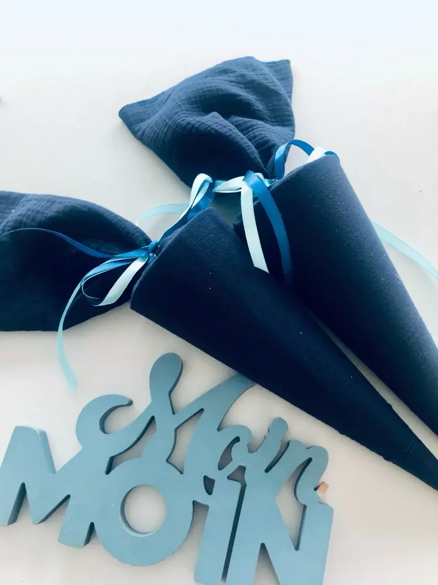 Miniaturbild: Diese maritime Schultüte in klassischem Blau ist ein echter Hingucker zur Einschulung. Aus 100 % weichem Musselin.