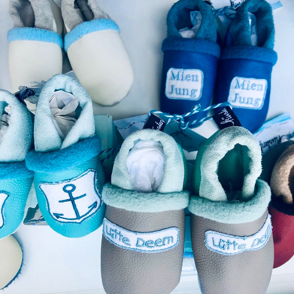 Miniaturbild: Baby-Lederpuschen aus Ökoleder mit Anker-Stickerei – maritim, weich gefüttert und perfekt für kleine Entdecker – handmade.