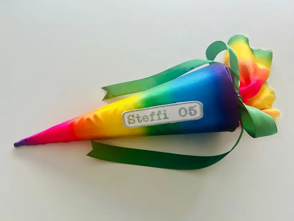 Stoff-Schultüte in kunterbuntem Farbverlauf – ideal als Geschenk zur Einschulung oder zum Start in die Vorschule.