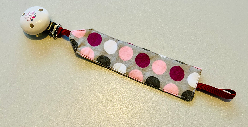 Miniaturbild: Handgefertigtes Schnullerband aus 100% Baumwolle in grau mit Kreisen in rosa, weiß und violett auf Wunsch mit Namen