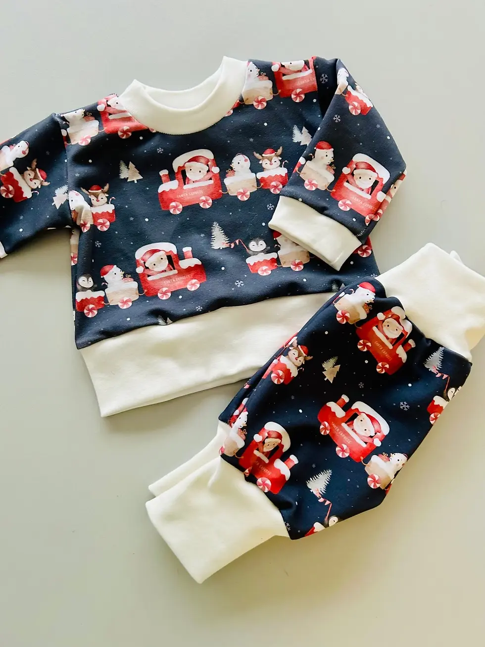 Miniaturbild: Baby-Pullover aus softem Wintersweat mit Santa-Express-Zug. Bequem, kuschelig und perfekt für festliche Wintertage.