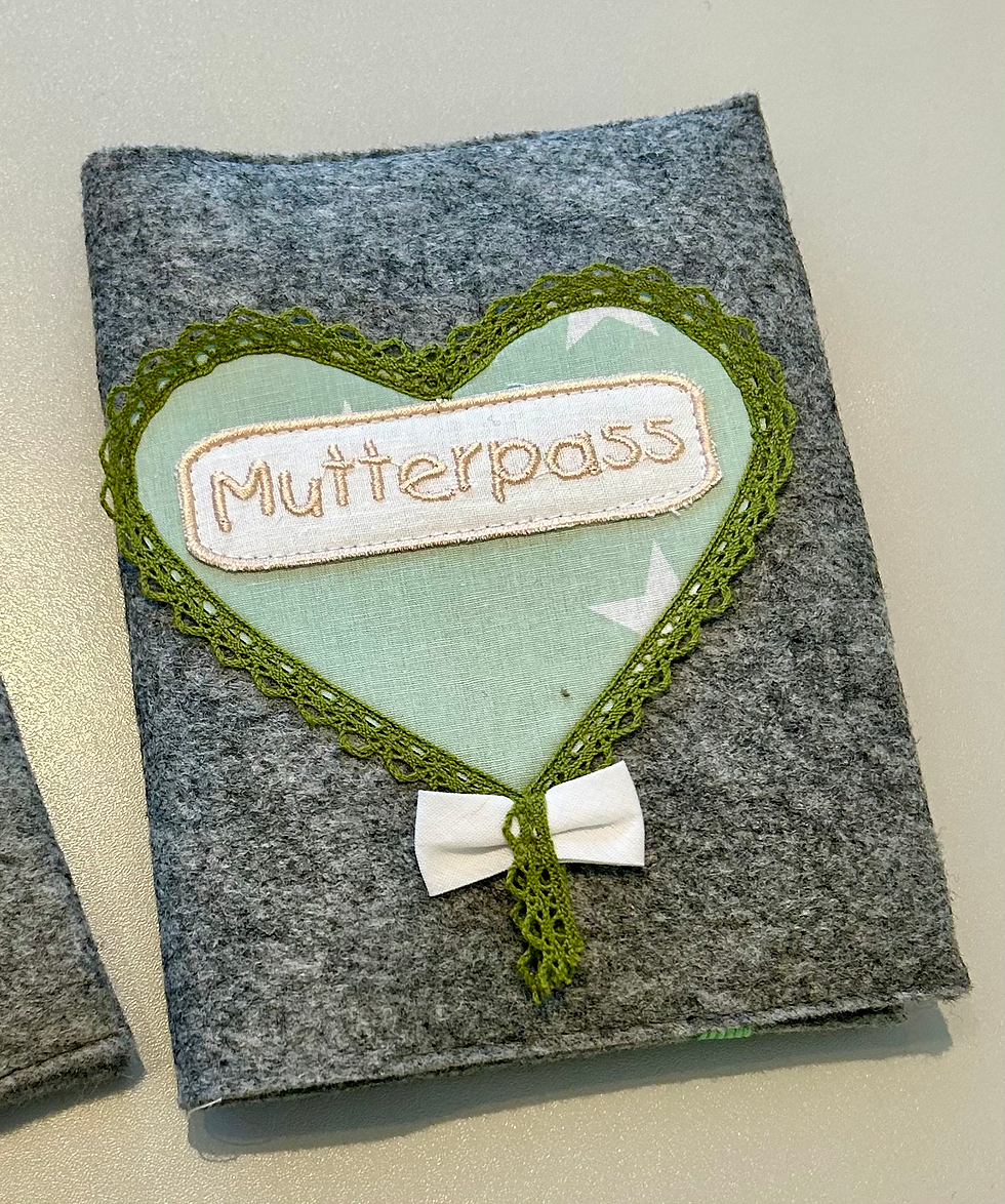 Mutterpasshülle aus Filz mit Baumwollherz in mint mit Sternen und Häkel-Zierborte in grün sowie Mutterpass Stickapplikation