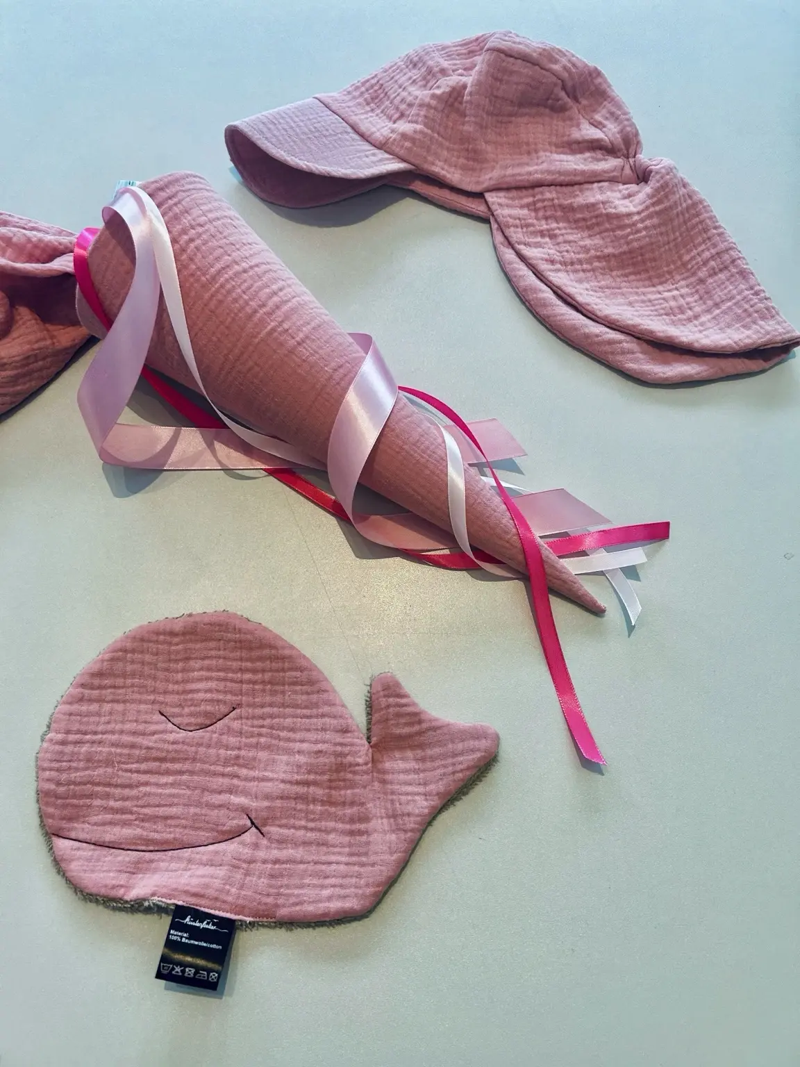 Kita-Start-Set in Altrosa aus Musselin mit Schultüte, Wal-Waschlappen und Sonnen-Cap – handgemacht aus OEKO-TEX® Musselin.