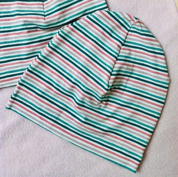 Thumbnail: Unsere Beanie Mütze Pastell gestreift ist die perfekte Wahl! Hergestellt aus weichem Baumwoll-Jersey.