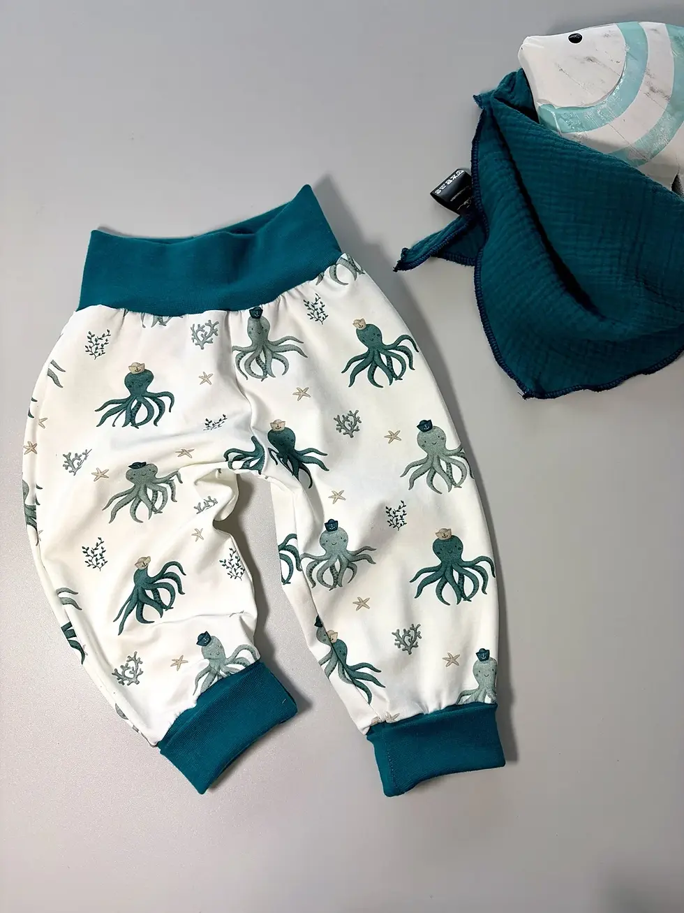 Miniaturbild: Baby Pumphose mit Oktopus-Muster aus OEKO-TEX Jersey in Creme mit passendem Musselintuch, weich, atmungsaktiv, handgemacht in