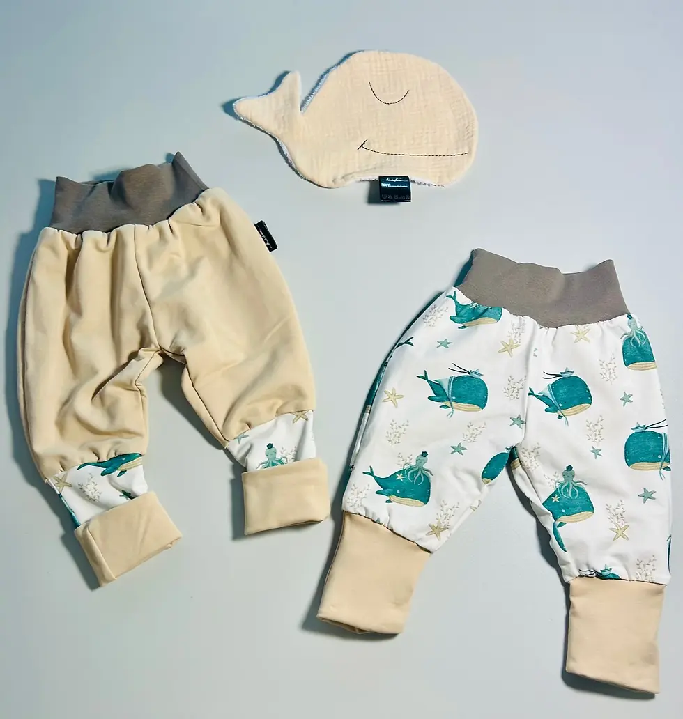 Detailansicht der Wendehose „Walträume“ aus French Terry und Jersey mit maritimem Wal-Design, weich, hochwertig verarbeitet.