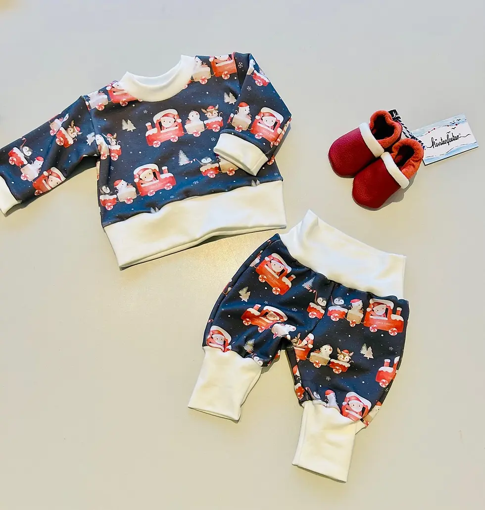 Miniaturbild: Kuscheliges Babyoutfit aus Wintersweat im Santa-Express-Design. Festlich, weich und handgemacht – ideales Weihnachtsgeschenk.