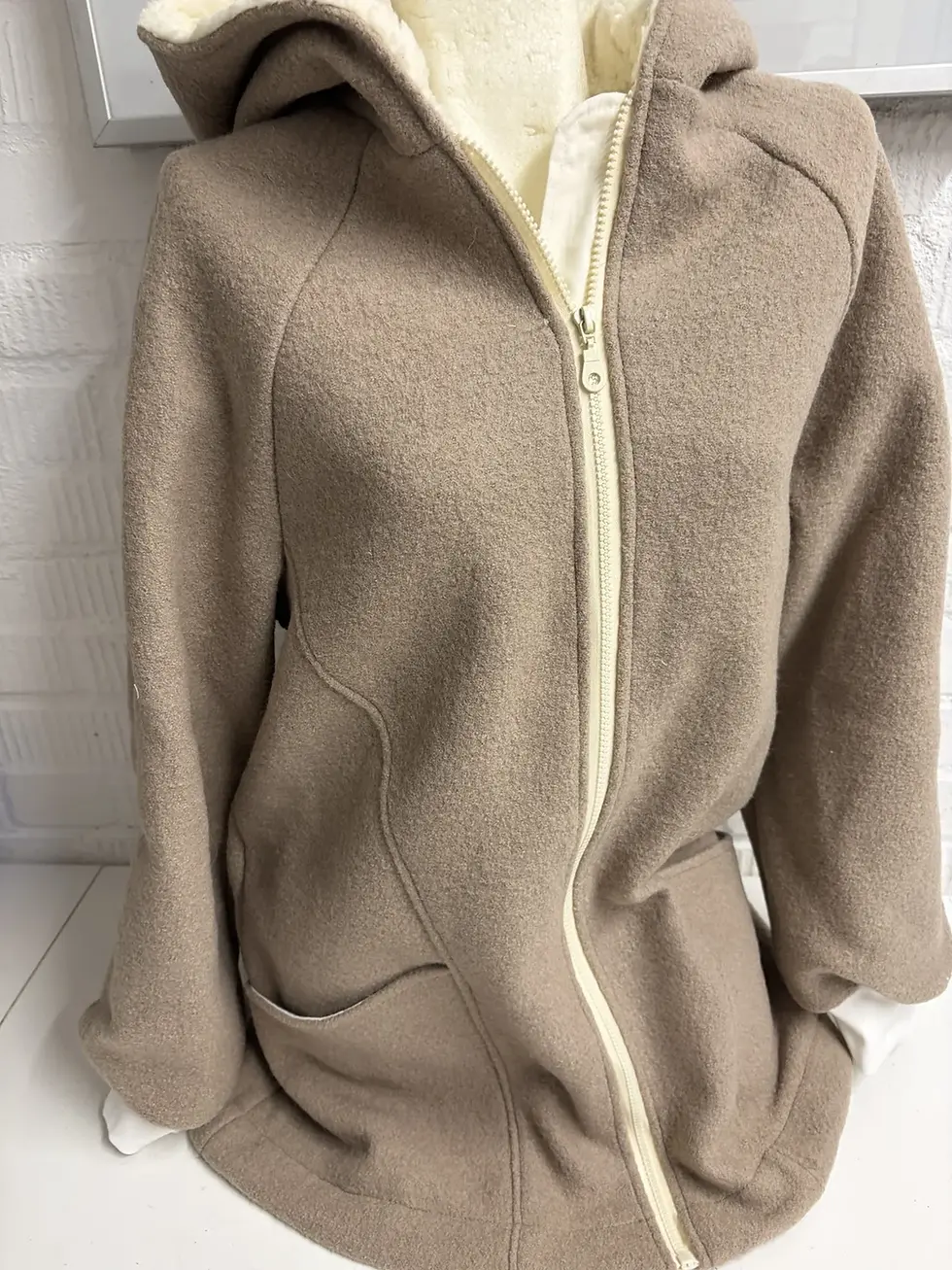 Miniaturbild: Detail Damen Walkjacke camelbeige mit Taschen und Kapuze, hochwertige Wollwalk Qualität, handgemacht in Hamburg