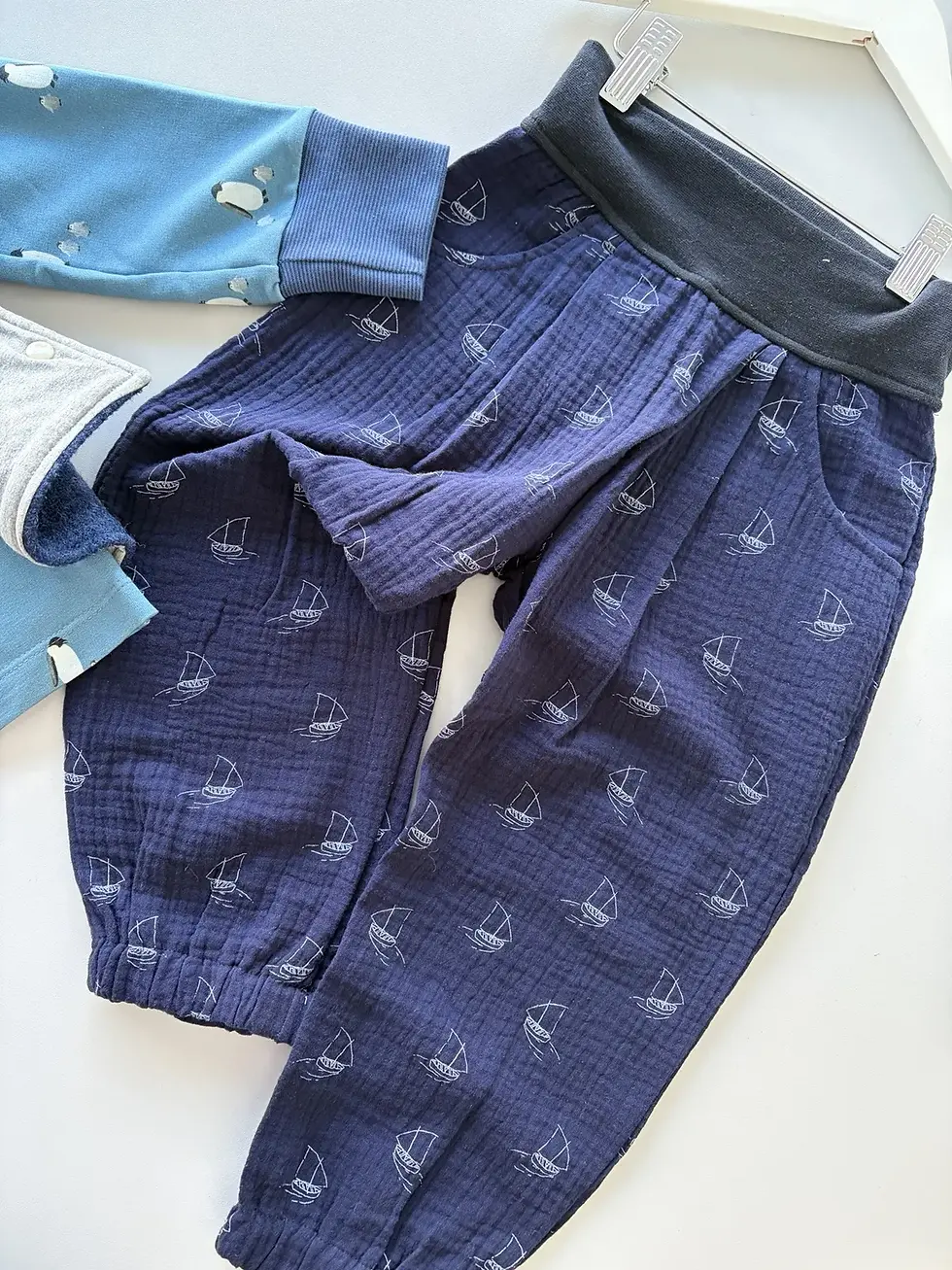Miniaturbild: Detailaufnahme Musselinhose dunkelblau mit Segelboot-Print, luftige Babyhose aus OEKO-TEX Baumwolle, weich und hautfreundlich
