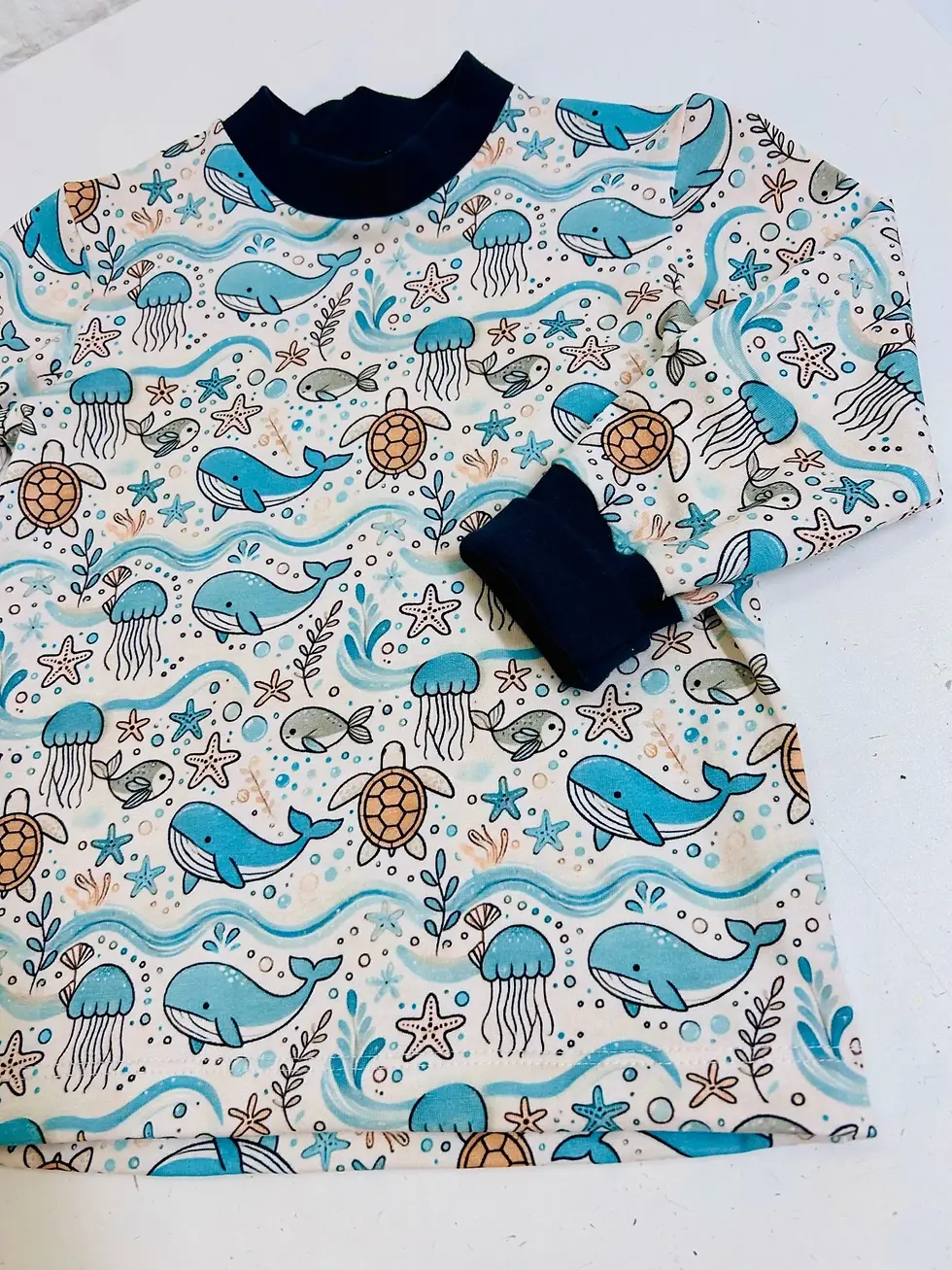 Miniaturbild: Babyshirt Langarm Unterwasserfreunde Größe 86/92, flachliegend fotografiert, maritimes Design ohne Streifen, weich und angene