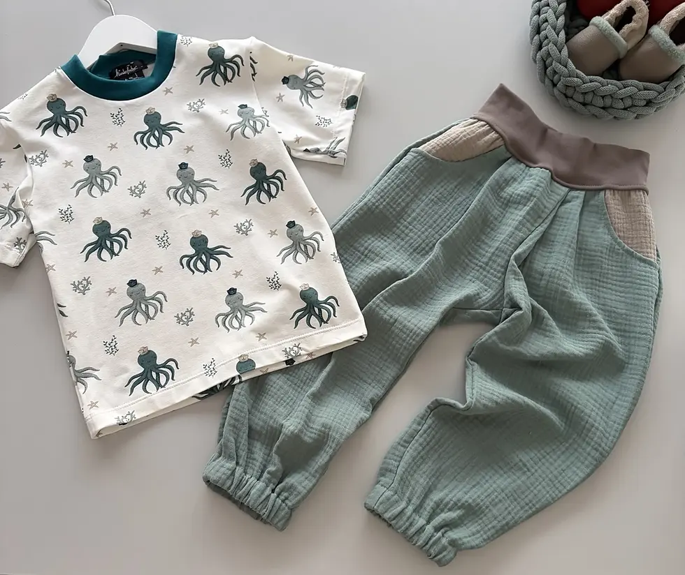Miniaturbild: Kinderoutfit als Flatlay: Oktopus-Shirt aus Jersey und grüne Musselinhose. Weiche Stoffe, luftig und bequem für warme Tage.