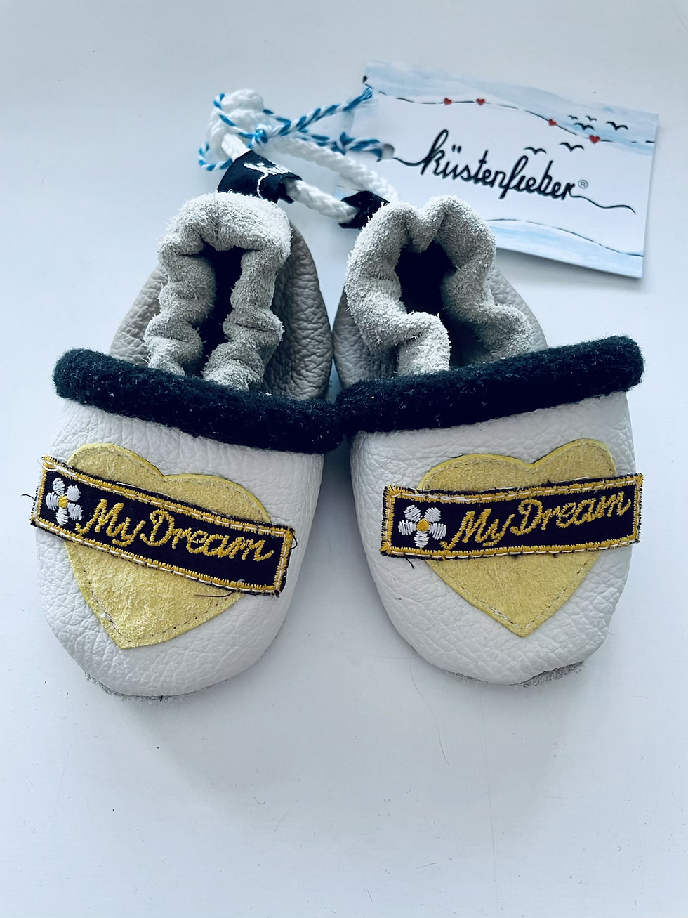 Weiche Baby-Lederpuschen aus Ökoleder mit Stickerei – handmade, maritim inspiriert und von Küstenfieber® gefertigt.