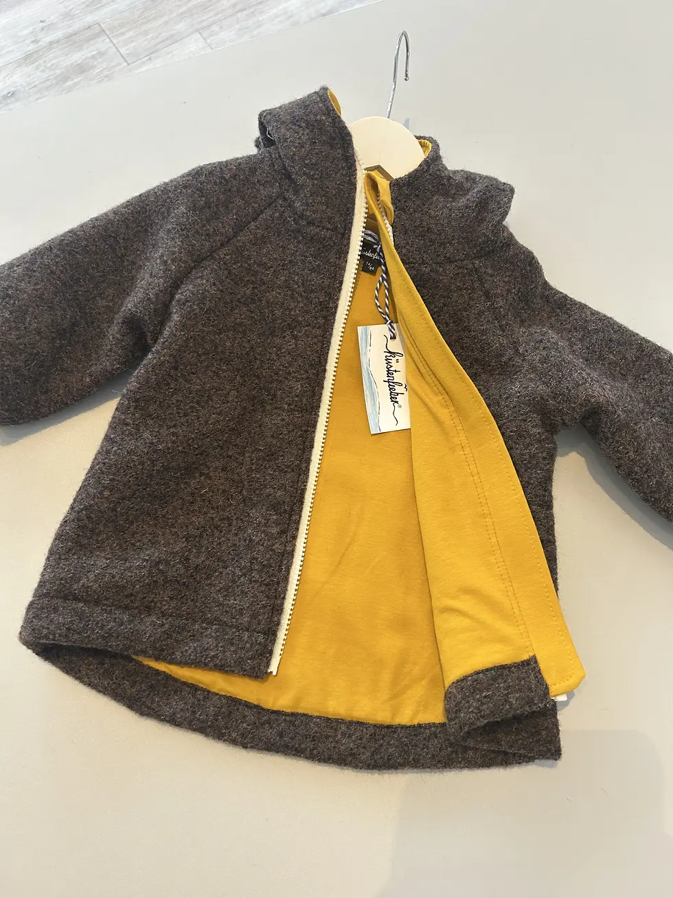 Miniaturbild: Braune Kinder Walkjacke mit senffarbenem Innenfutter aus Baumwolle. Wärmt ohne zu schwitzen, ideal für Minus- bis Plusgrade.