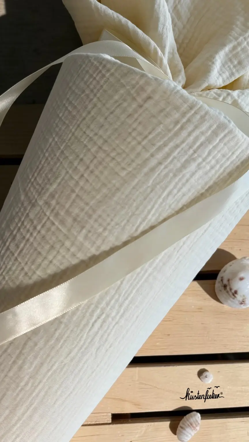 Miniaturbild: Moderne Musselin Schultüte in Beige mit nordisch ruhigem Design – handgefertigt in Hamburg und erhältlich in zwei Größen.