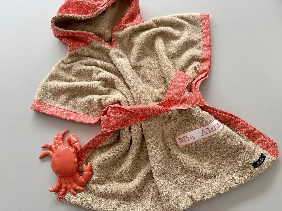 Handgemachter Badeponcho für Kinder aus 100 % Baumwolle in Sand und Koralle. Weicher Baumwollfrottee mit Kapuze, maritimem Kü