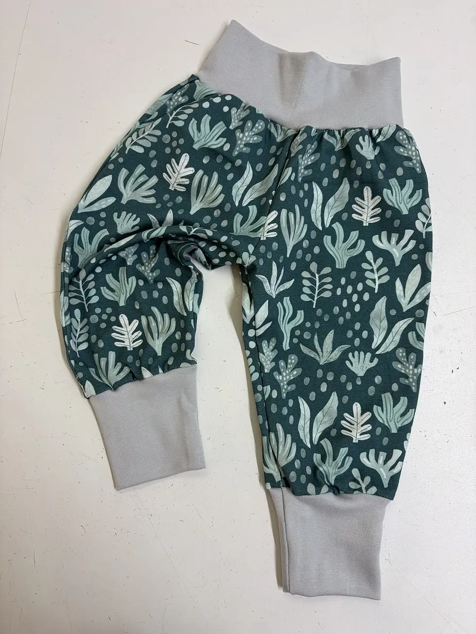 Miniaturbild: Detail Stoff Pumphose Küstenwiese, maritimes Muster in Petrol, hochwertige Baumwolle, weich und atmungsaktiv für Babys und Ki