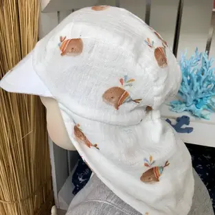 Sommermütze mit Nackenschutz und Walmotiv aus Musselin – luftiger Sonnenschutz für kleine Küstenkinder.