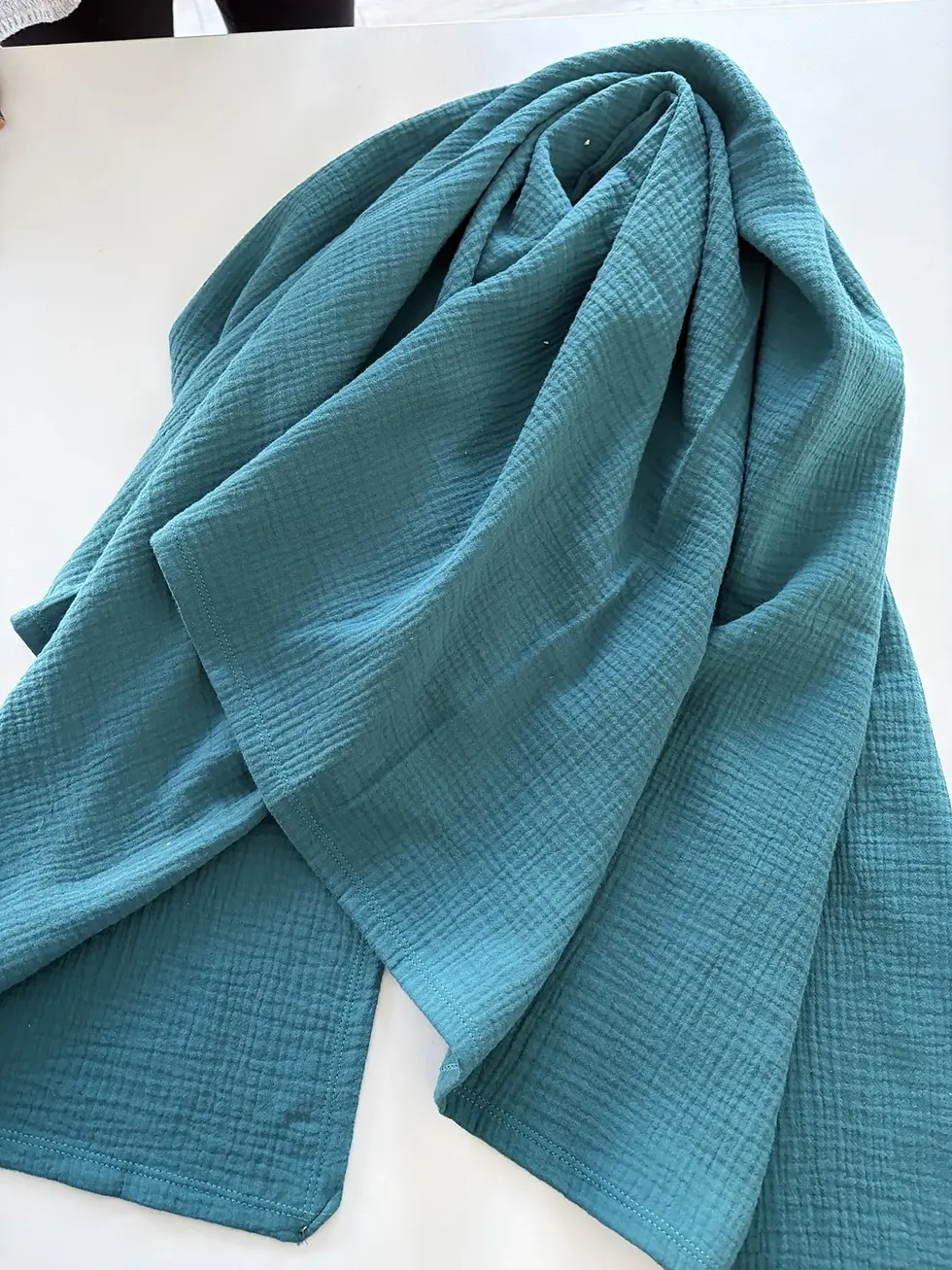 Miniaturbild: Petrol Musselintuch „Meereswind“ im nordischen Styling, handgemacht in Hamburg, dekorativ und funktional für Baby und Kindera