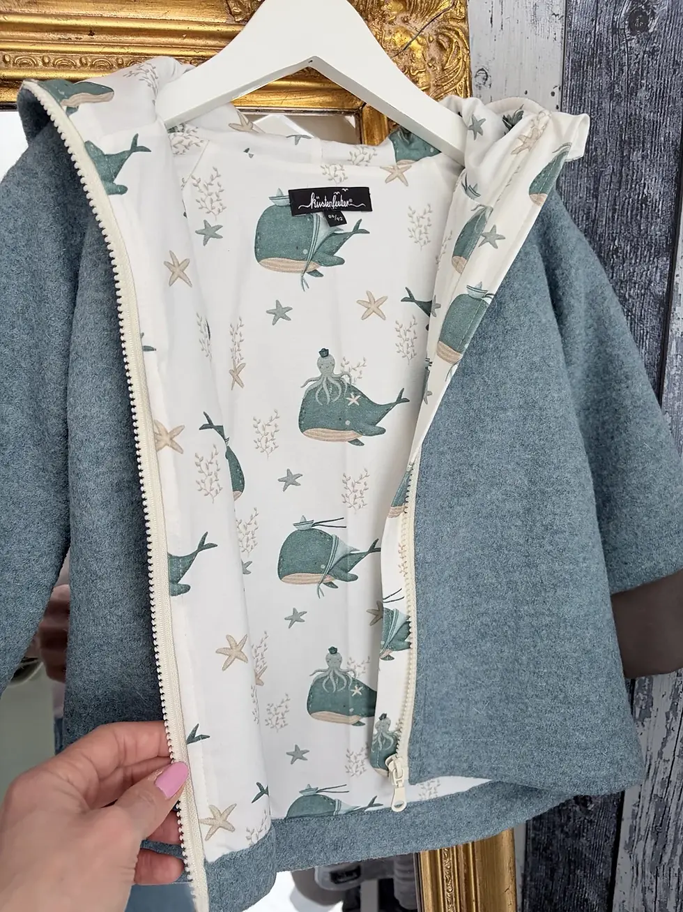 Miniaturbild: Küstenfieber Kinderjacke Detail Label handmade in Hamburg, hochwertige Verarbeitung und nachhaltige Materialien