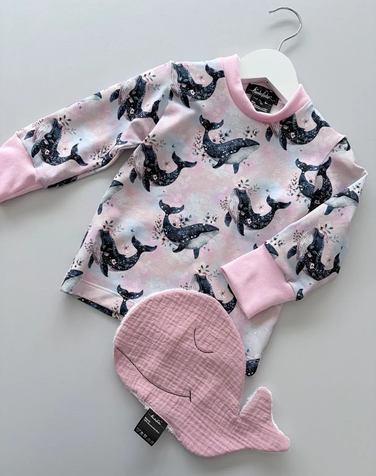 Baby Langarmshirt mit Wal-Print in Rosa und Mint, aus weichem Jersey, OEKO-TEX zertifiziert, handgemacht in Hamburg, bequem.