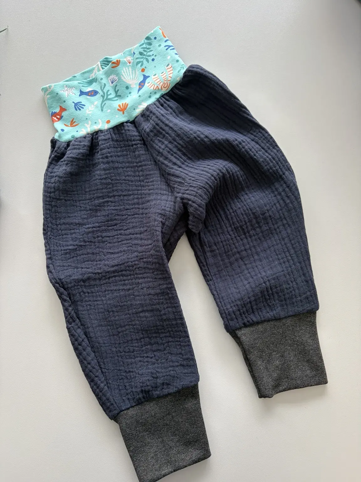 Detail Musselinhose mit weichem Unterwasserbund in Mint, luftig und angenehm auf der Haut, mitwachsend für Babys, handgemacht