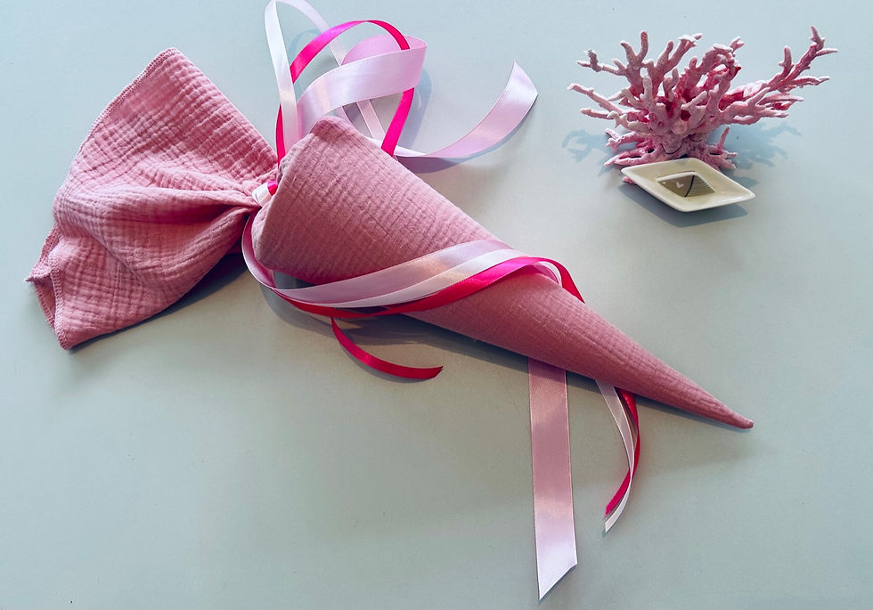 Schultüte aus OEKO-TEX® Musselin in Altrosa mit Schleifen – maritim, mitwachsend, perfekt für Kita oder Einschulung.