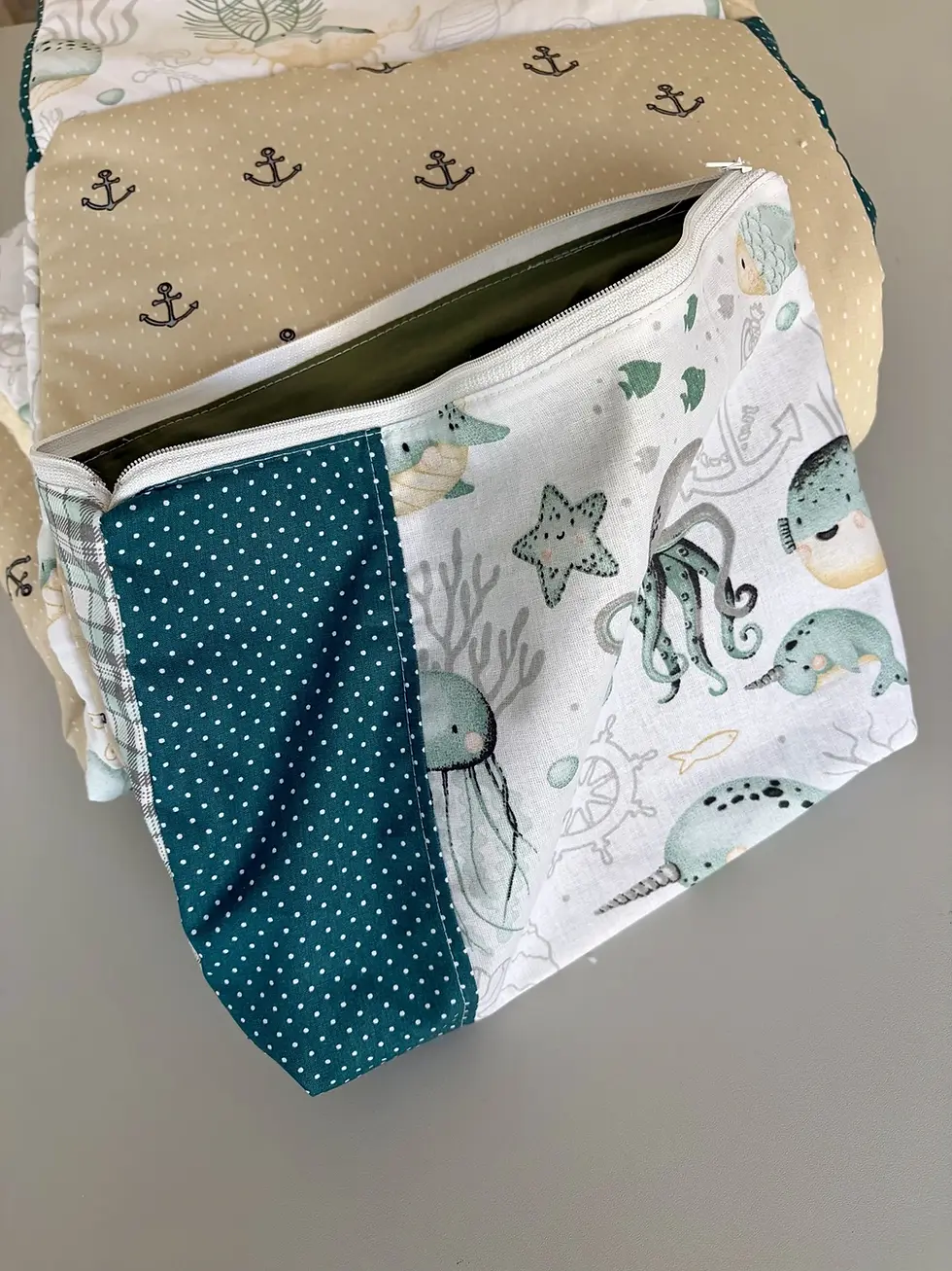 Miniaturbild: Praktischer Kulturbeutel für Wickeltasche oder Reisen mit maritimem Unterwasserwelt-Print und Innenfächern aus Baumwolle.