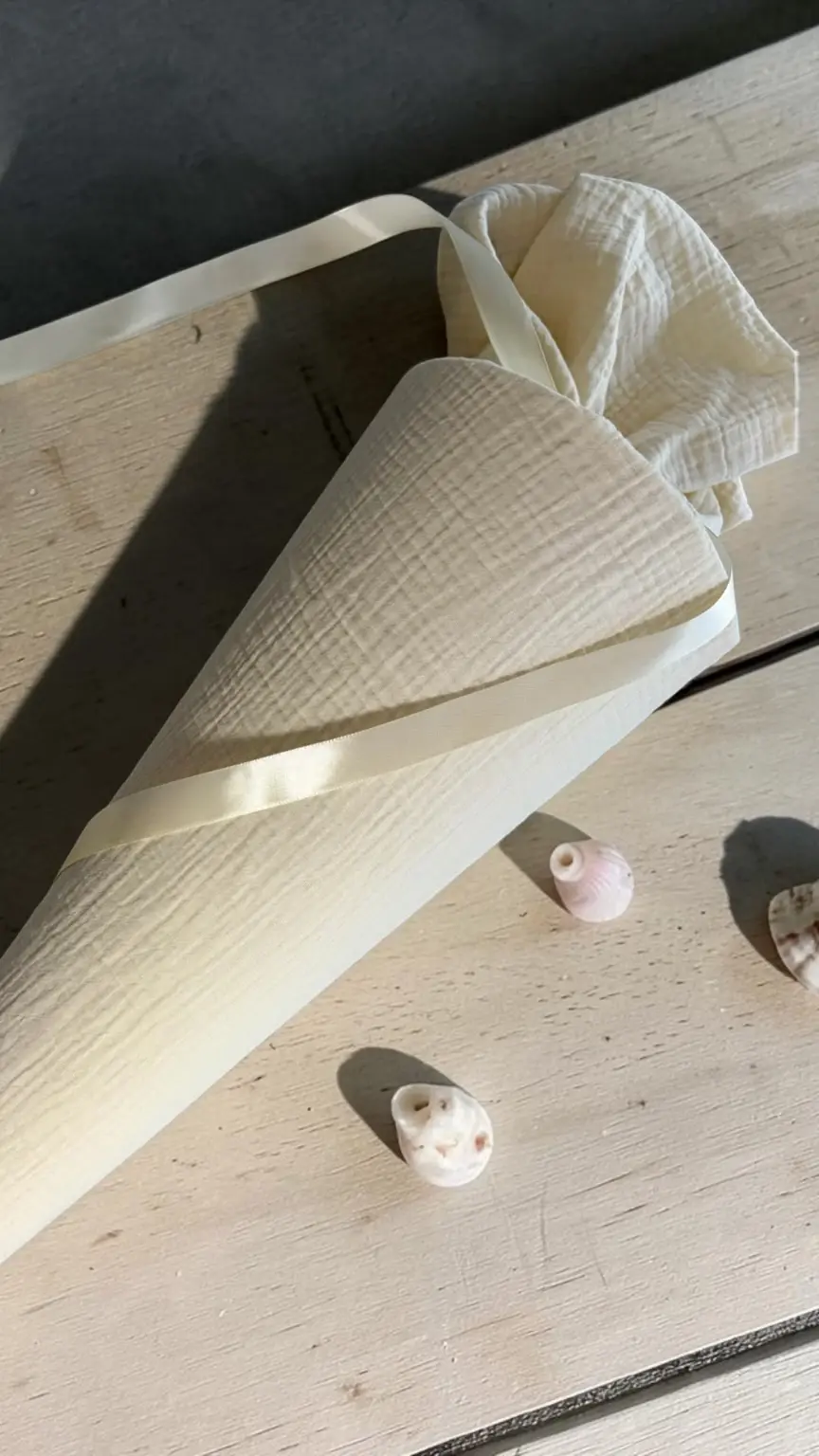 Miniaturbild: Personalisierbare Stoffschultüte in Beige Skandi mit harmonischen Satinbändern und natürlicher Musselinstruktur zur Einschulu