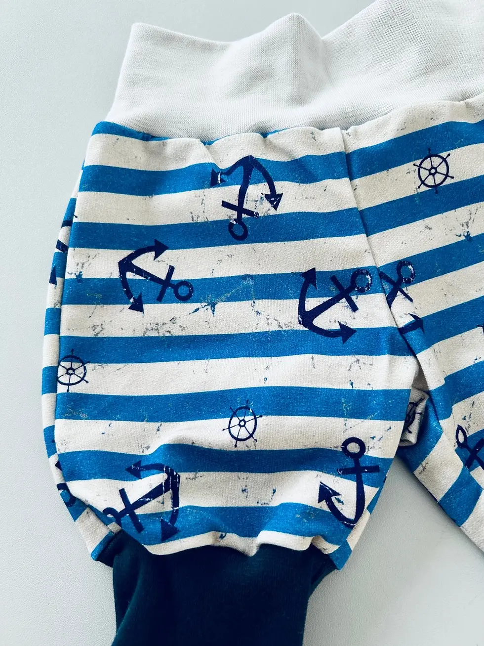 Miniaturbild: Mitwachsende Babyhose in maritimem Blau/Weiß mit Ankern, lange Bündchen für extra Tragezeit – bequeme Handarbeit aus Hamburg,