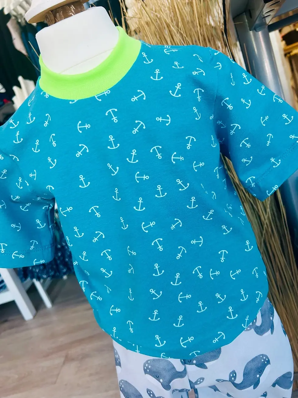 Maritimes Sommeroutfit für Babys mit Walhose und Anker-Shirt, liebevoll dekoriert – OEKO-TEX® Materialien von Küstenfieber®
