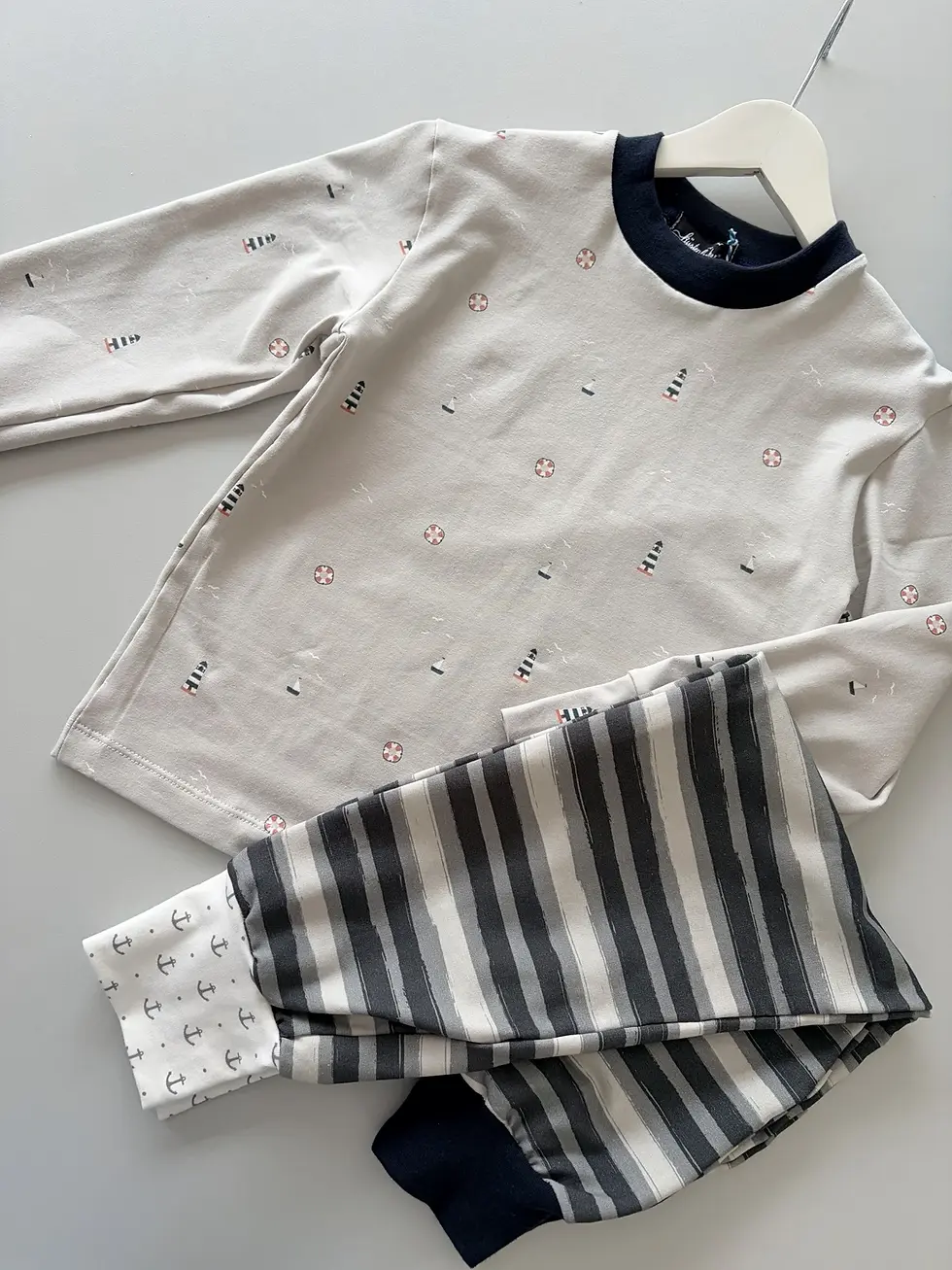 Miniaturbild: Kind trägt das Langarmshirt Leuchtturmzauber beim Spielen – bequem, weich und gemacht für Bewegung im Alltag.