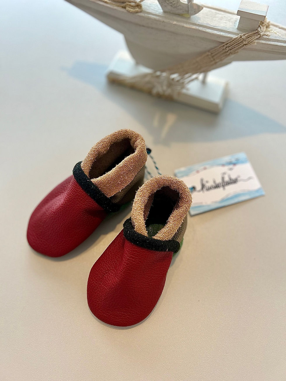 Miniaturbild: Nachhaltige Lederpuschen für Babys und Kinder in Rot ideal als Krabbbelschuhe und Lauflernschuhe oder als Hausschuhe.