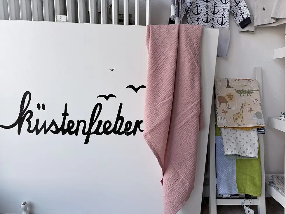 Miniaturbild: Detailansicht Musselintuch „Dünenrose“ – saubere Naht, hochwertige Verarbeitung und weiche Baumwolle für empfindliche Babyhau