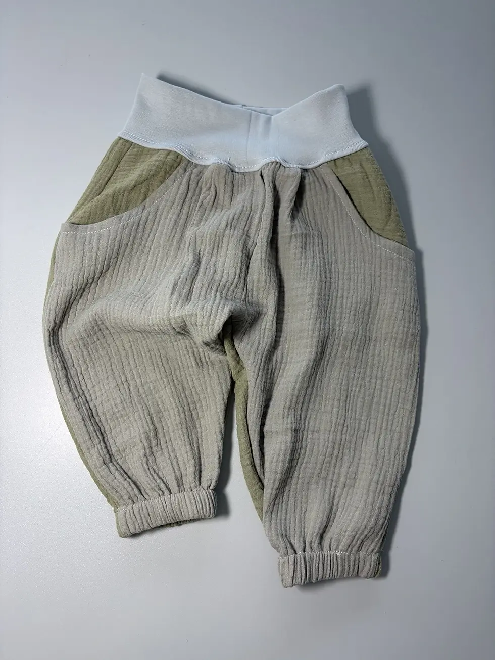 Miniaturbild: Mehrere Musselinhosen Janni in sanften Naturfarben aus Musselin – handgemachte Kinderkleidung von Küstenfieber®.