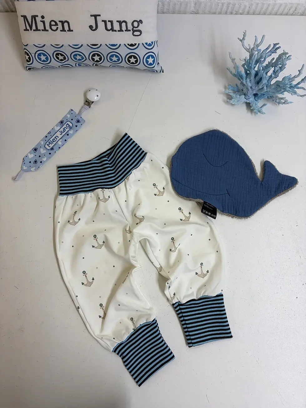 Miniaturbild: Pumphose Ankerglück im maritimen Set mit blauem Wal-Waschlappen und passendem Accessoire, handgemachte Babykleidung aus Hambu