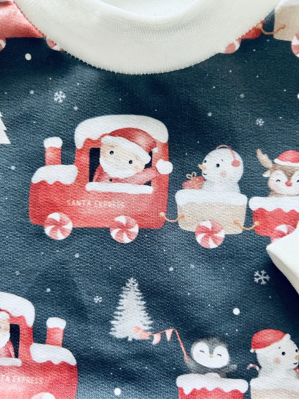 Miniaturbild: Handgemachtes Baby-Weihnachtsset im Santa-Express-Design. Pullover und Pumphose aus OEKO-TEX-Jersey – gemütlich und weich.