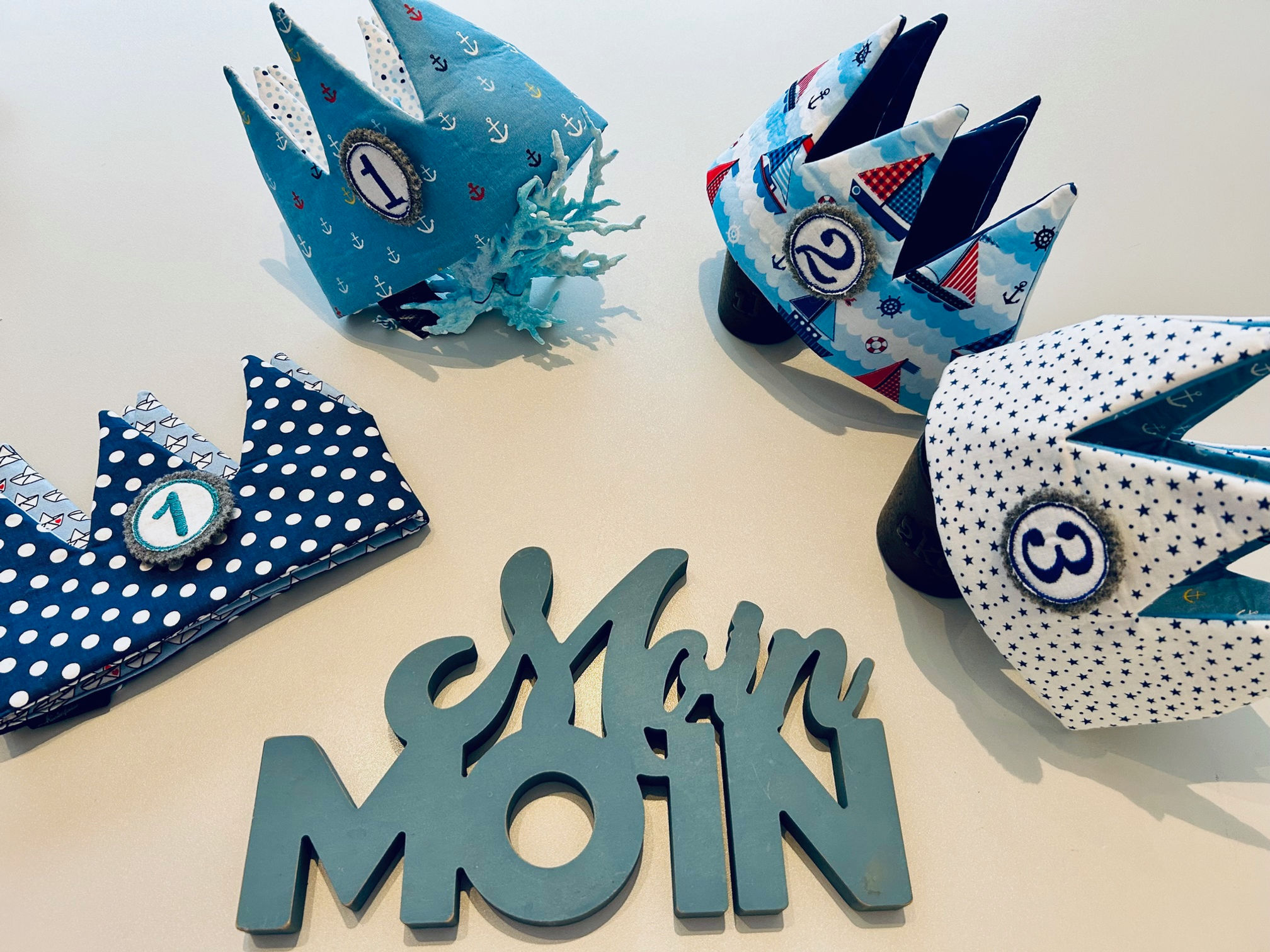 Blaue Geburtstagskronein verschiedenen Designs! Perfekt geeignet für den ersten bis dritten Geburtstag, besticht diese Krone