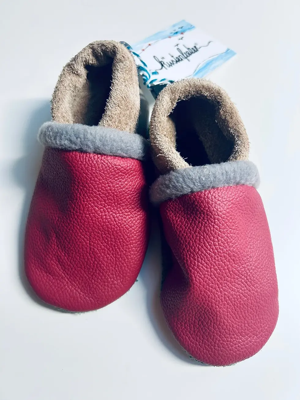 Miniaturbild: Frontansicht der Lederpuschen „Waldruhe“ aus Ökoleder, weich, atmungsaktiv und ideal für Babys erste Schritte.