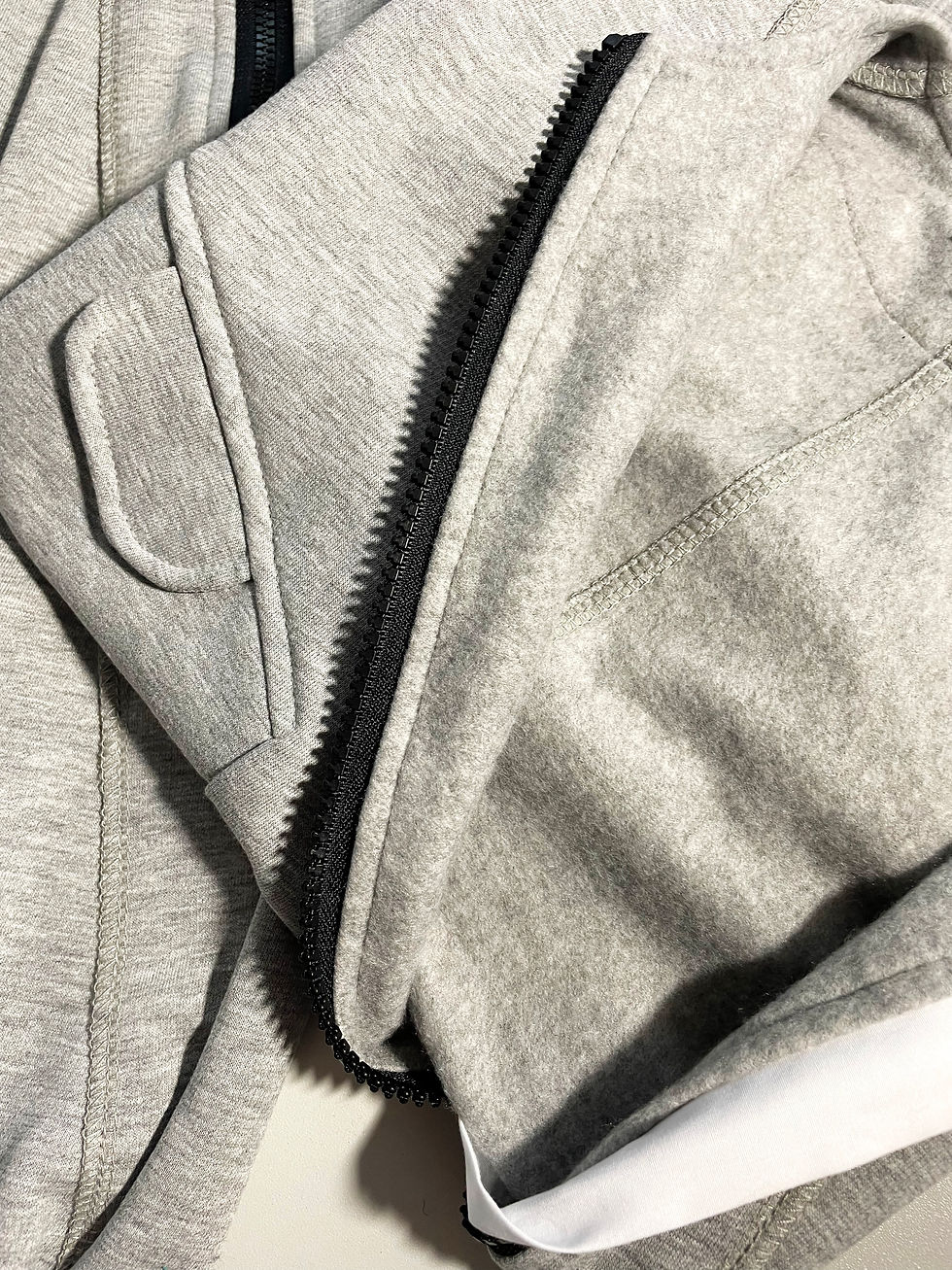 Miniaturbild: Strampler für Babys in grau aus Baumwoll-Sweat, durch die angeraute Innenseite besonders weich und warm