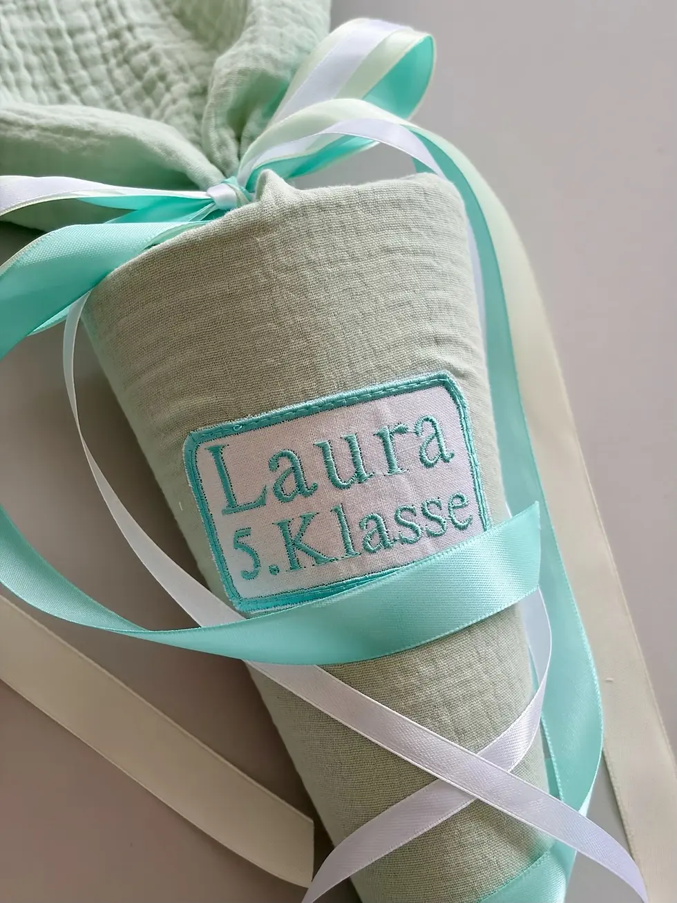 Miniaturbild: Detailaufnahme einer personalisierten Musselin Schultüte für die 5. Klasse mit hochwertigem Namenspatch, weichem Musselin.