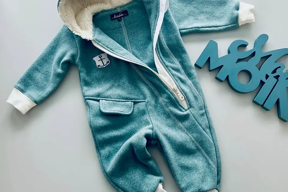 Nachhaltiger Baby-Overall in Petrol aus GOTS-zertifizierter Bio-Baumwolle mit maritimer Anker-Stickerei und mitwachsend.